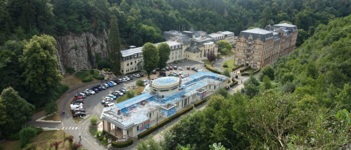 70 - Le centre de soins et l'Ho_tel des Thermes